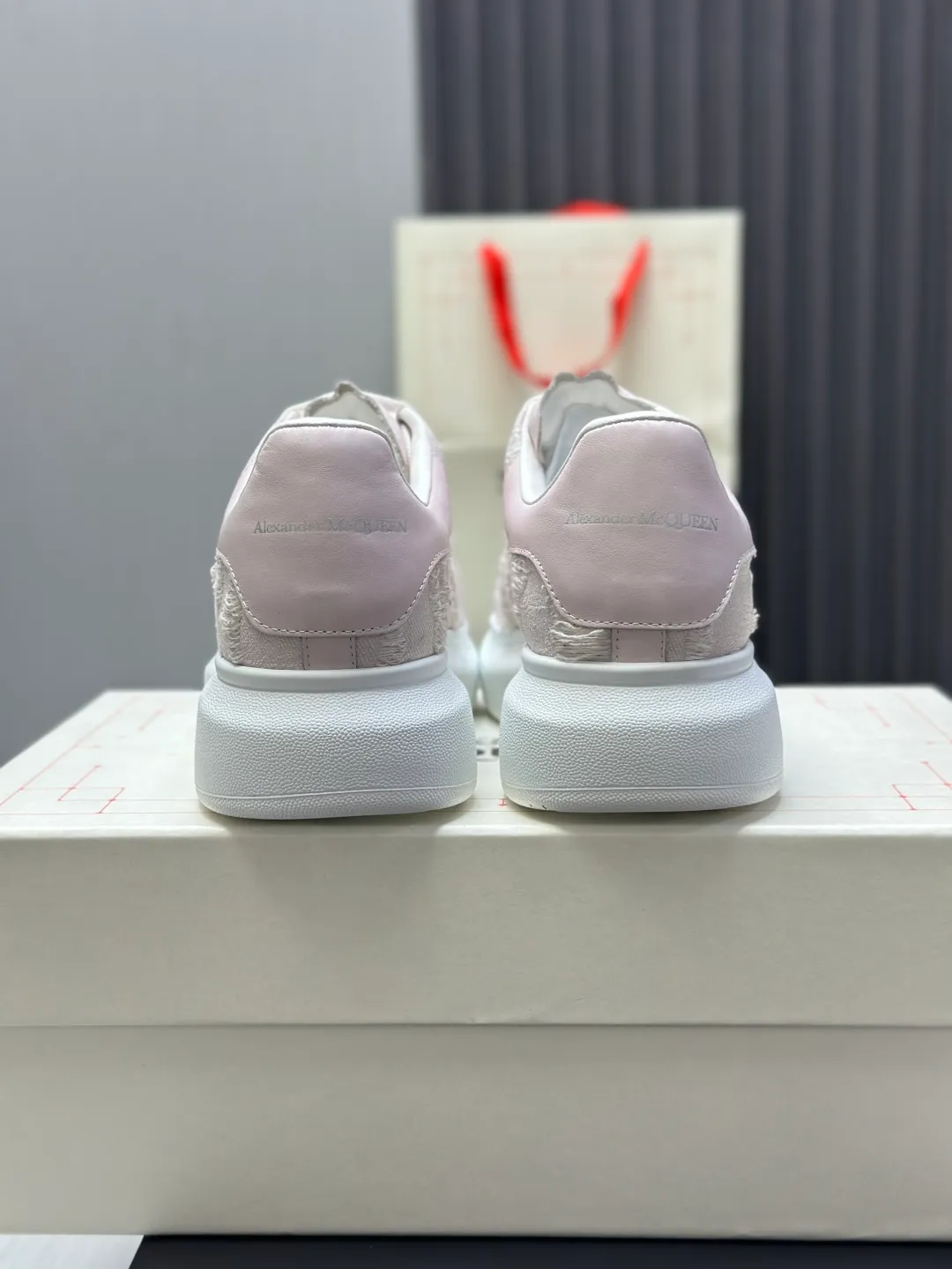 👟👟Ex-factory price 600👟👟 (🥇Top version produced in Dongguan🥇) A new upgrade of the classic McQueen white shoes. This upgrade of McQueen, which has been done for 4 consecutive years, will definitely bring you the most cost-effective ALEXANDER MCQUEEN classic in the market. If you are not confident about the quality of such a classic and world-destroying model, there is really no need to put it on the table🔙.  Purchased original version from HK counter, various demolitions.  All kinds of PKs are welcome💥.  (Anyone who has the original version at the stall is welcome🆚) The thick sole perfectly increases the elongated visual effect. The most perfect proportion of the shoe body is this last shape. The logo font on the rear tail is printed in small fonts. The logo on the foot is made of genuine leather with air-pressed colorless process. We will always update the color with the counter. 🔘Upper: genuine customized environmentally friendly full-grain cowhide 🔘Inner lining: imported mixed sheepskin (the genuine product is also sheepskin, not the cheap cowhide on the market) 🔘Sole: Exclusive molded TPU➕rubber injection molded layered outsole, (purple tail, pink tail, red tail, burgundy tail, rose gold tail sequin series, Velcro men's model needs to be customized, non-returnable) 🔘Code number 34-44 (women's size 34.40 is custom-made).